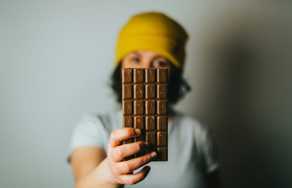 une femme tient une plaque de chocolat